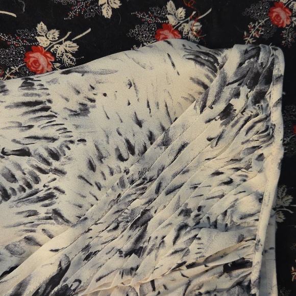 Patterned Top One Shoulder - Picture 4 of 4